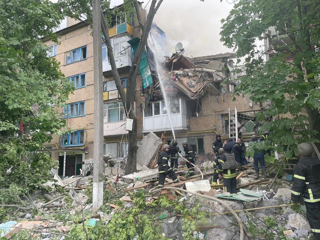Оккупанты нанесли ракетный удар по Бахмуту и попали в пятиэтажку: из-под завалов достали раненого 9-летнего ребёнка и тело одного погибшего 1