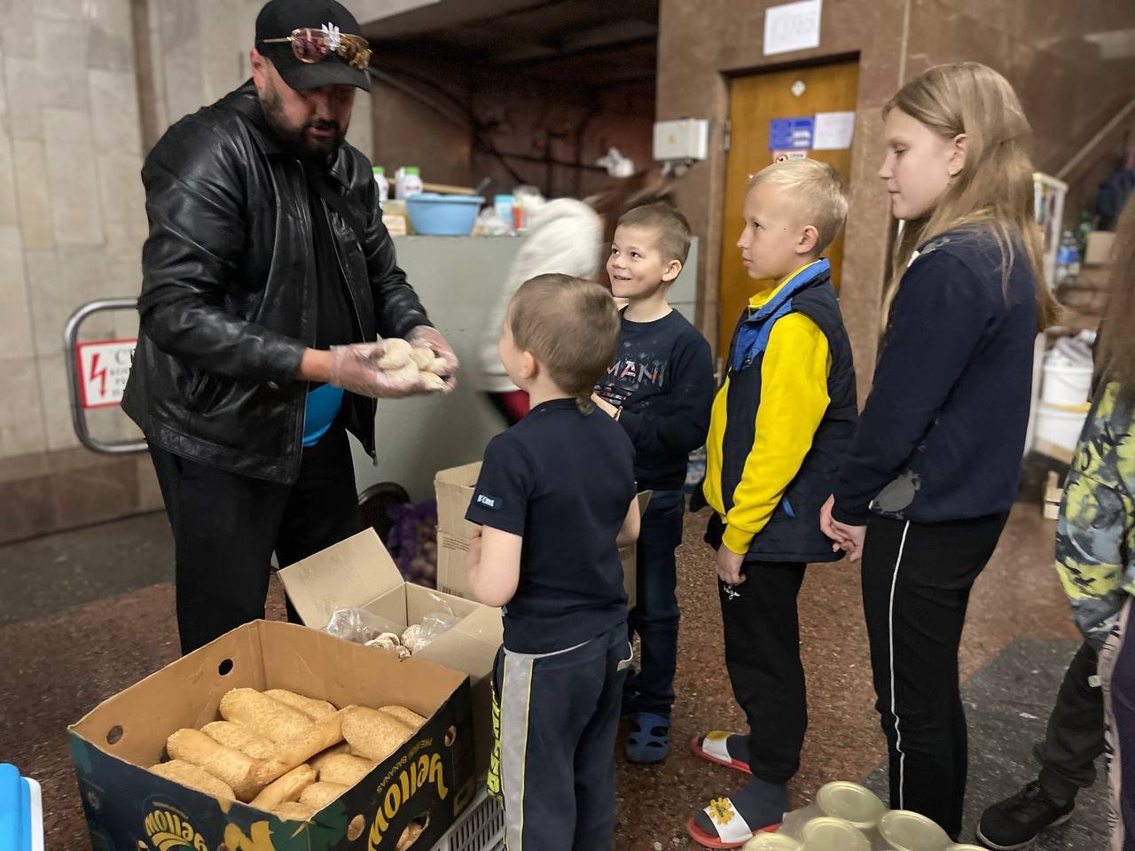 Харьковский волонтёр стал волшебником для детей, живущих в метро 1