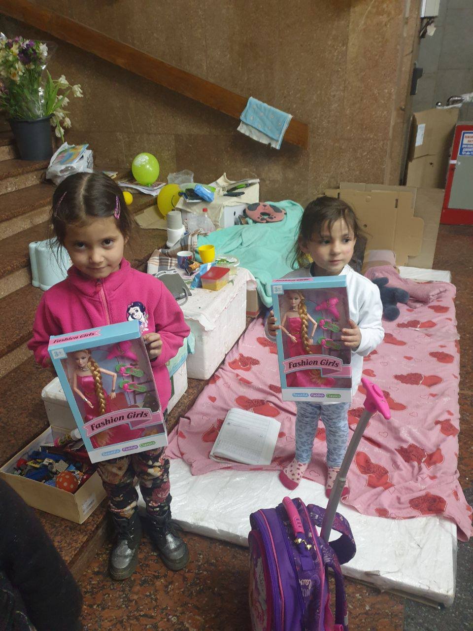 Харьковский волонтёр стал волшебником для детей, живущих в метро 2