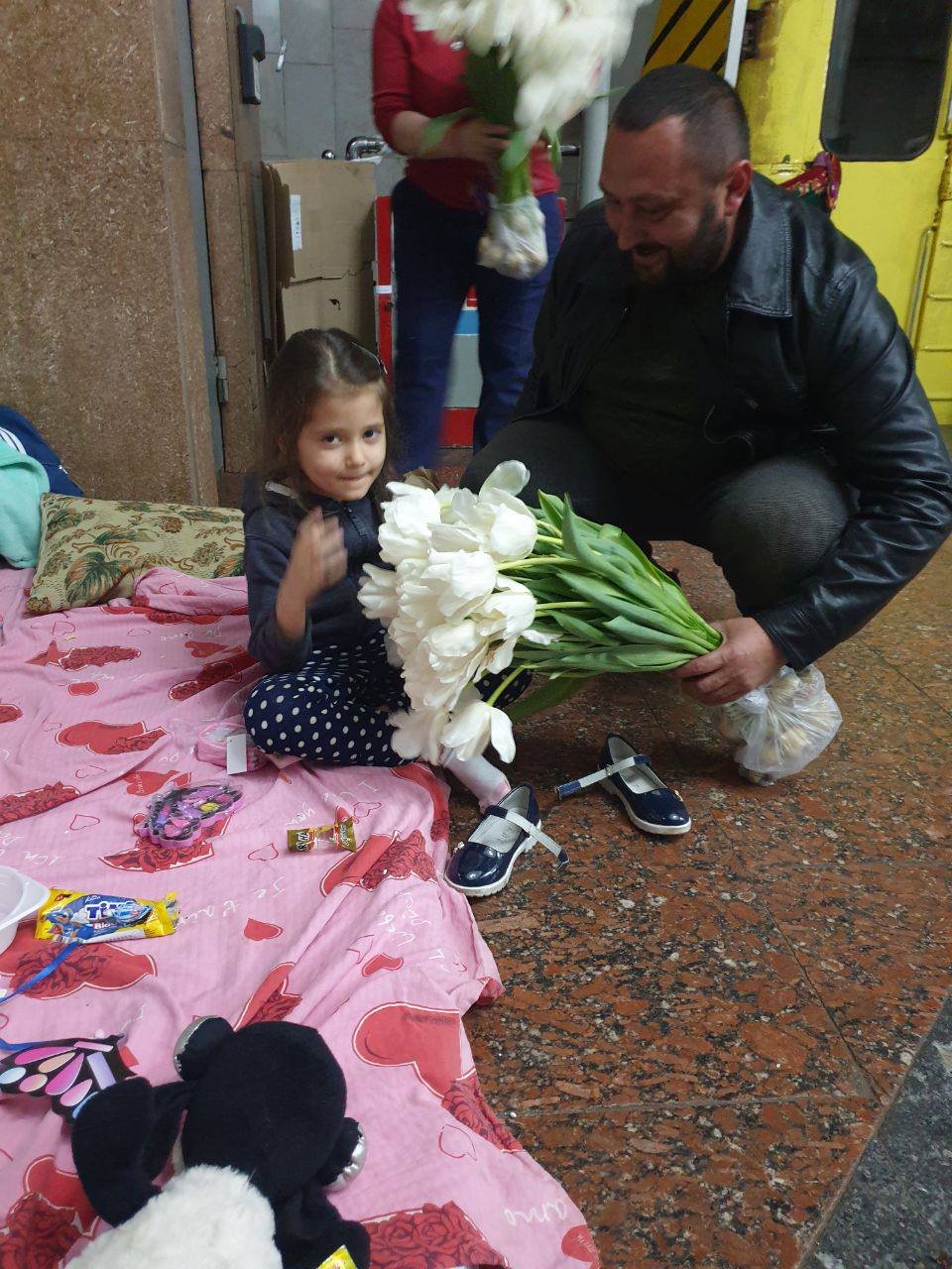 Харьковский волонтёр стал волшебником для детей, живущих в метро 4