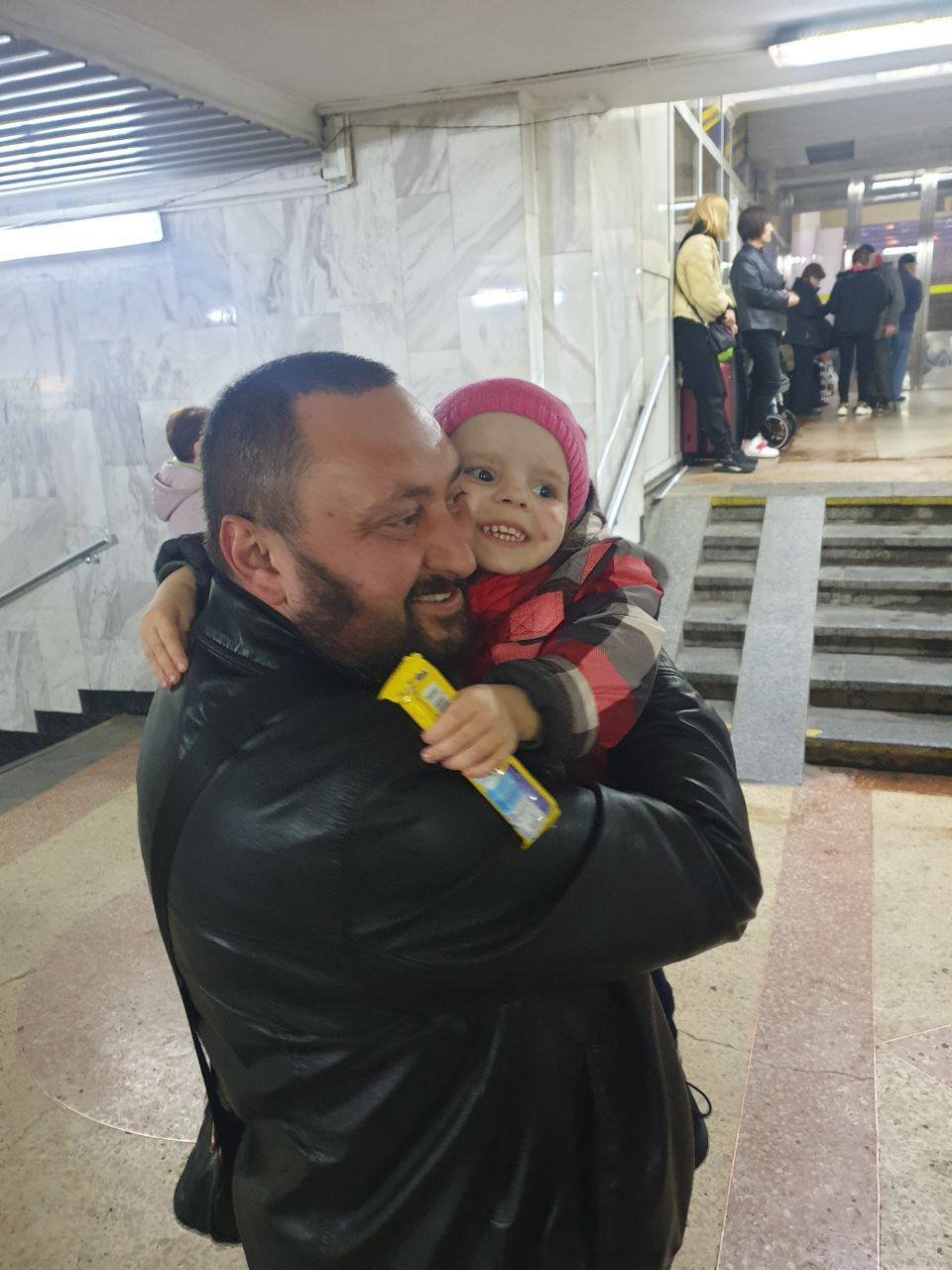 Харьковский волонтёр стал волшебником для детей, живущих в метро 5