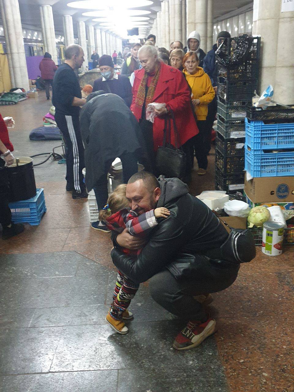 Харьковский волонтёр стал волшебником для детей, живущих в метро 6