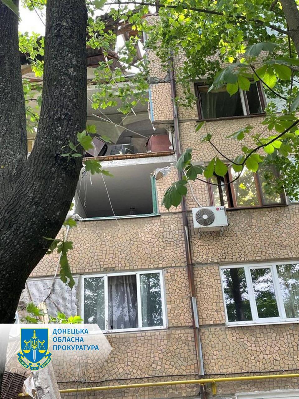 Атака оккупантов на Бахмут: от попадания снаряда в пятиэтажку погибли три человека, среди раненых – трое детей 1