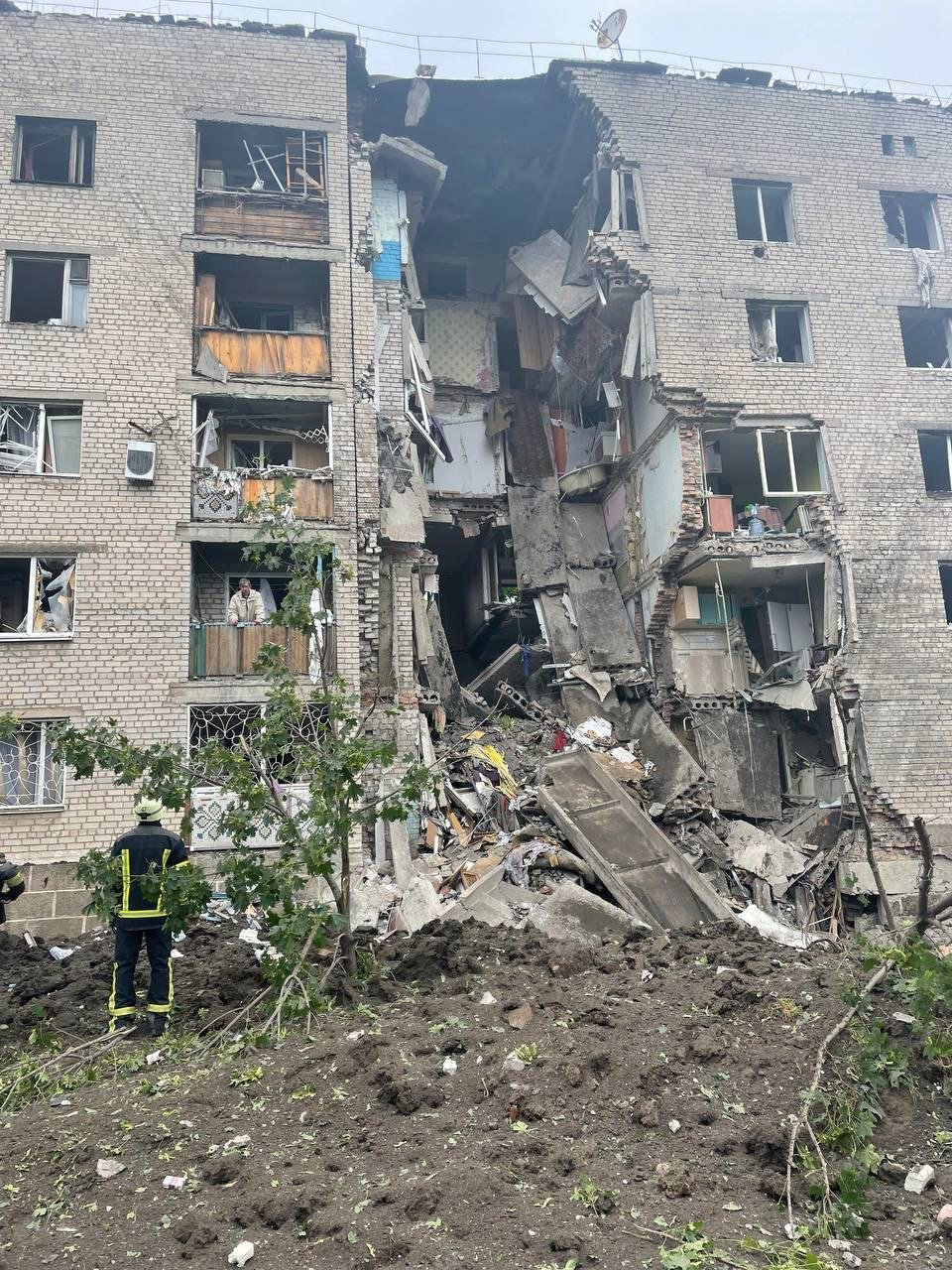 В Бахмуте снаряды оккупантов попали в пятиэтажку, частный дом и админздание: из-под завалов удалось спасти 6 человек 1