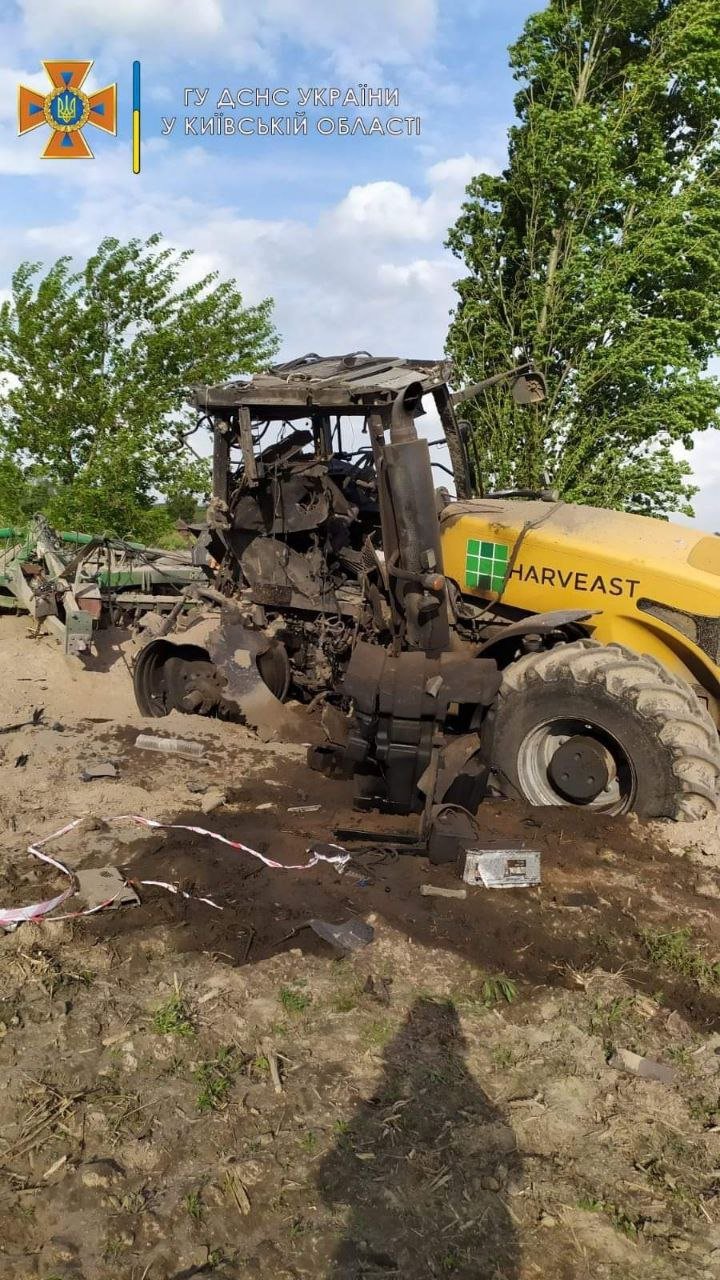 На Київщині трактор під час робіт у полі підірвався на вибухівці 1