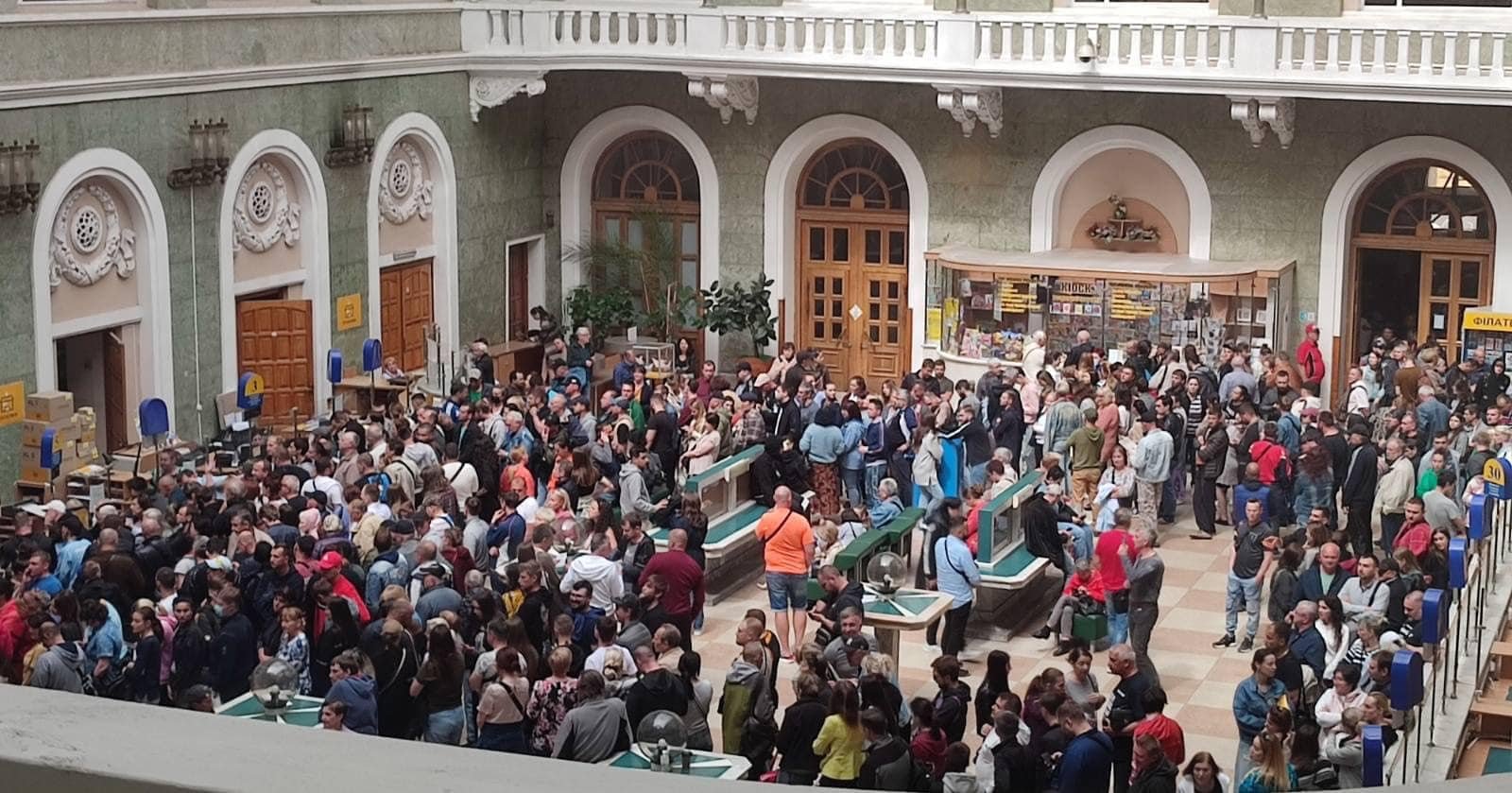 Українці за добу купили близько 800 тисяч марок "Російський військовий корабель… Все" 1