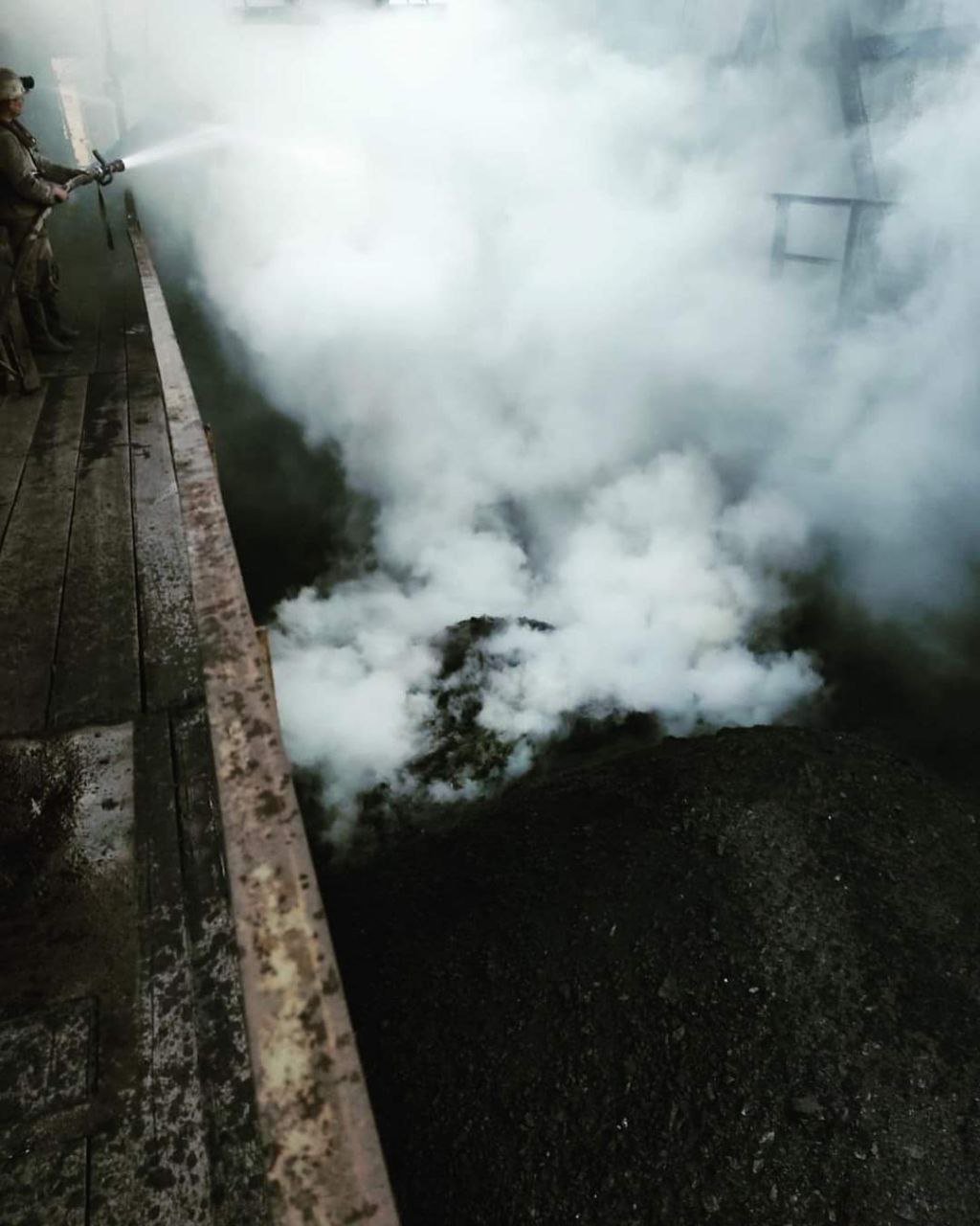 В Лисичанске загорелся уголь на шахте: для ликвидации пожара понадобилось 8 тонн воды 2