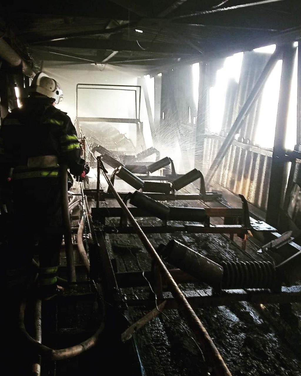 В Лисичанске загорелся уголь на шахте: для ликвидации пожара понадобилось 8 тонн воды 1