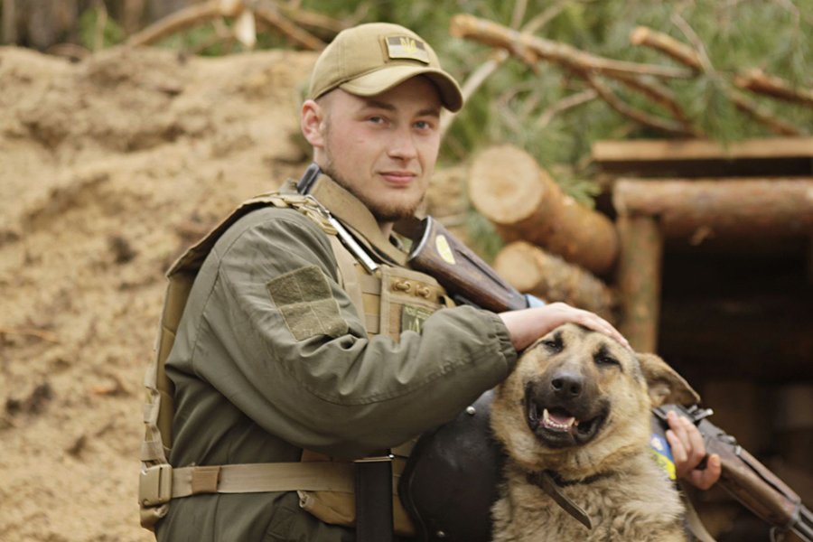 Бачить чужого і одразу подає сигнал: нацгвардієць знайшов собі чотирилапого помічника під час боїв з окупантами у Київській області 2