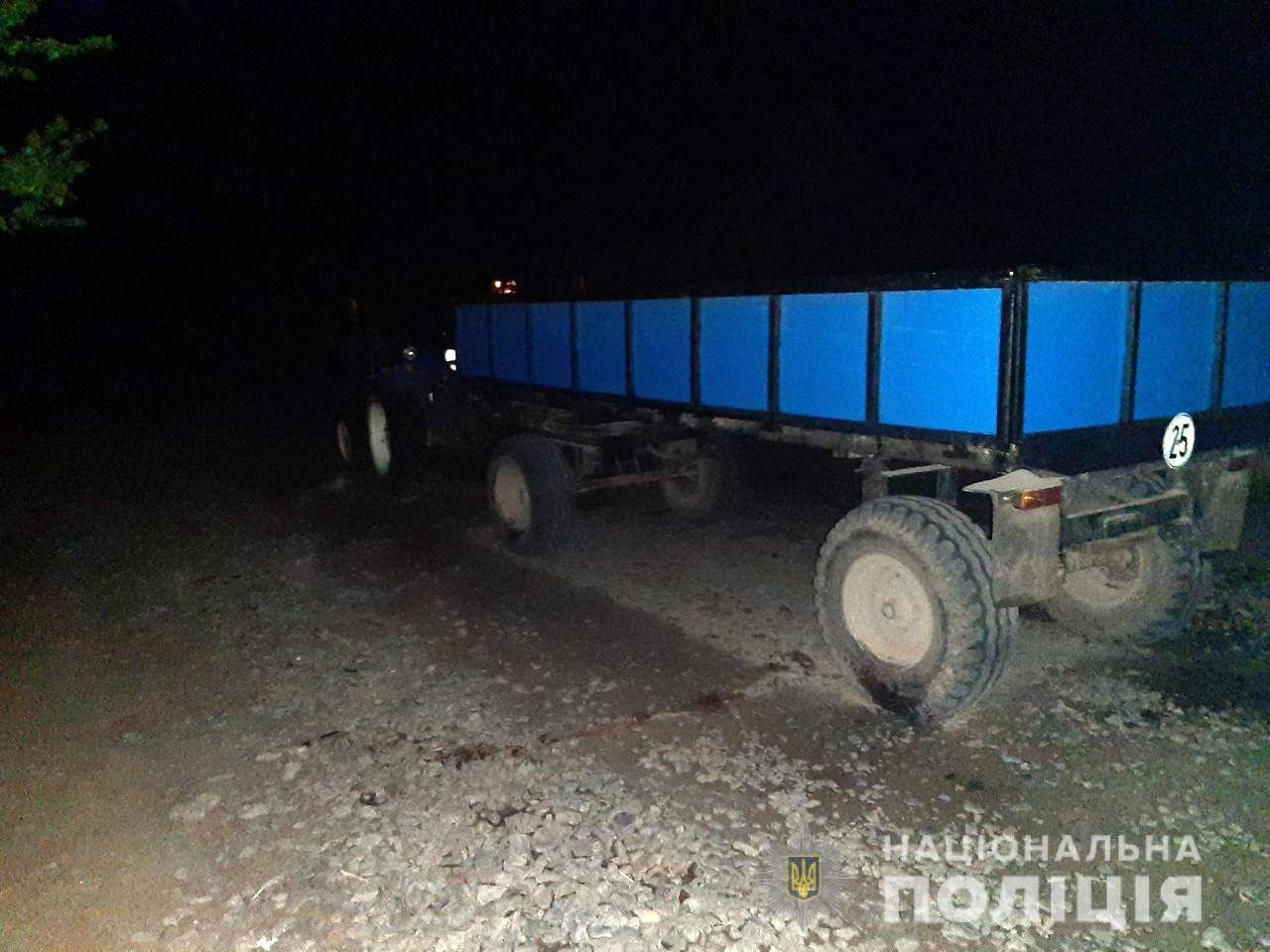 В Ровенской области 4-летний мальчик выпал из прицепа и погиб под колёсами трактора 1