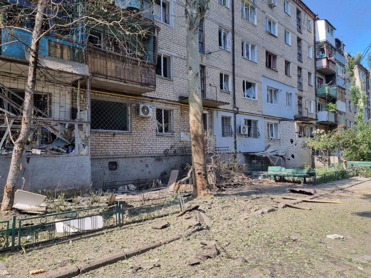 Війська рф вдарили по Миколаєву: влучили у двір житлового будинку, є постраждалі 3