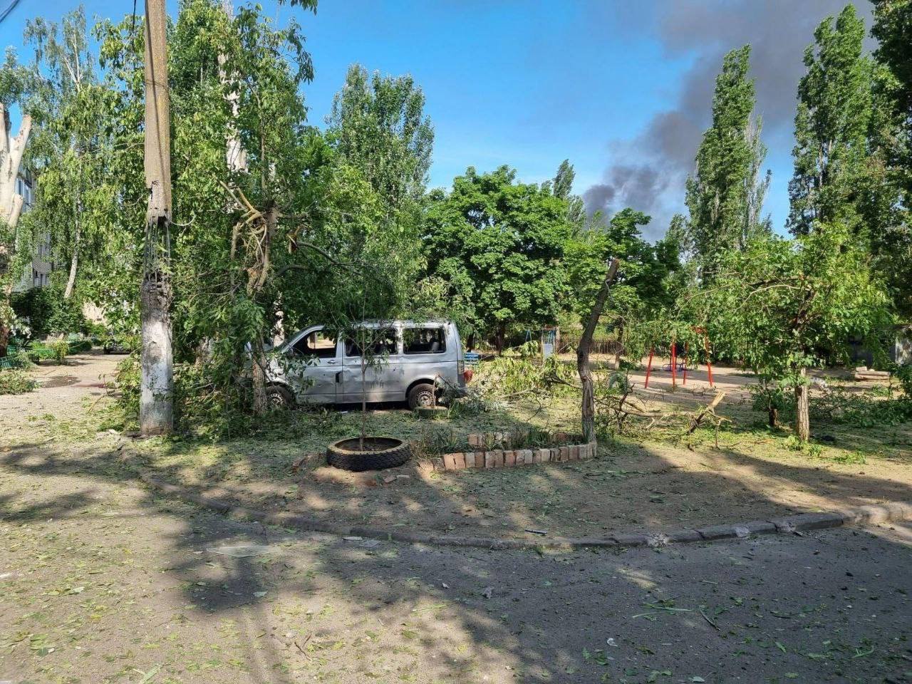 Війська рф вдарили по Миколаєву: влучили у двір житлового будинку, є постраждалі 2