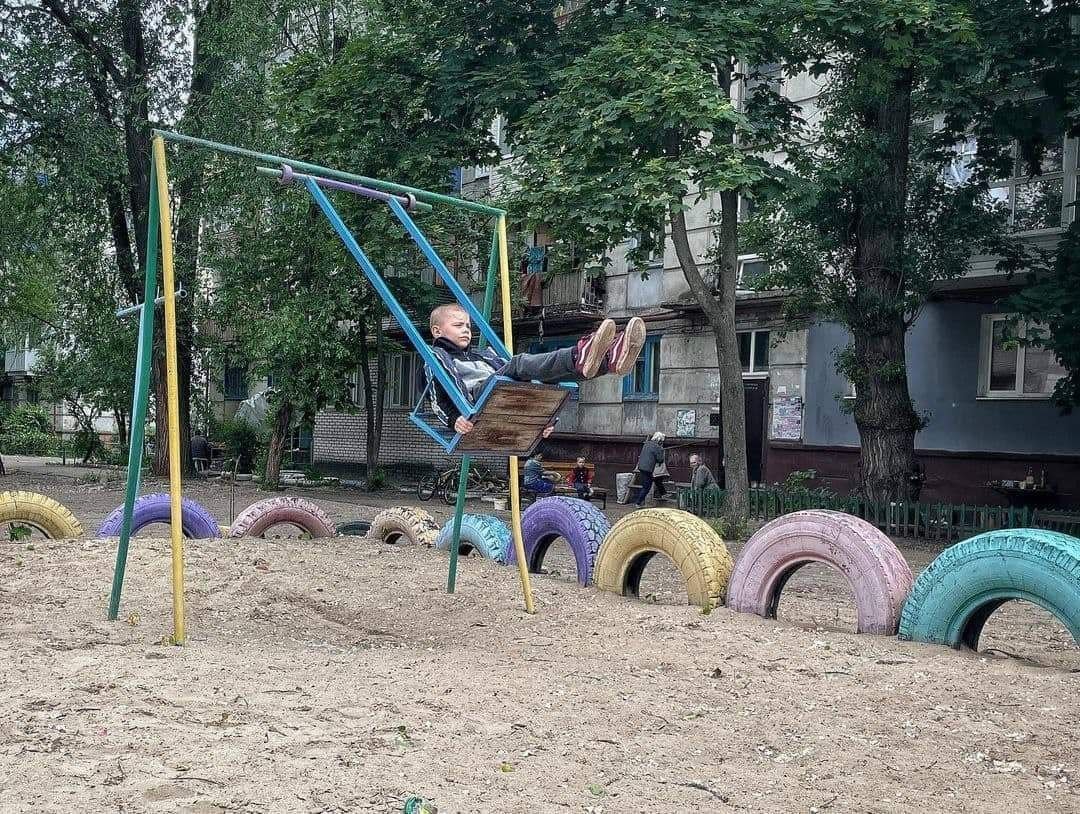 У Лисичанську ворожий снаряд влучив у багатоповерхівку: загинула дівчина, ще 4 поранені 1