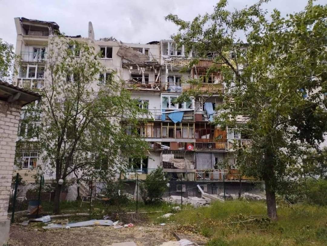 У Лисичанську ворожий снаряд влучив у багатоповерхівку: загинула дівчина, ще 4 поранені 2