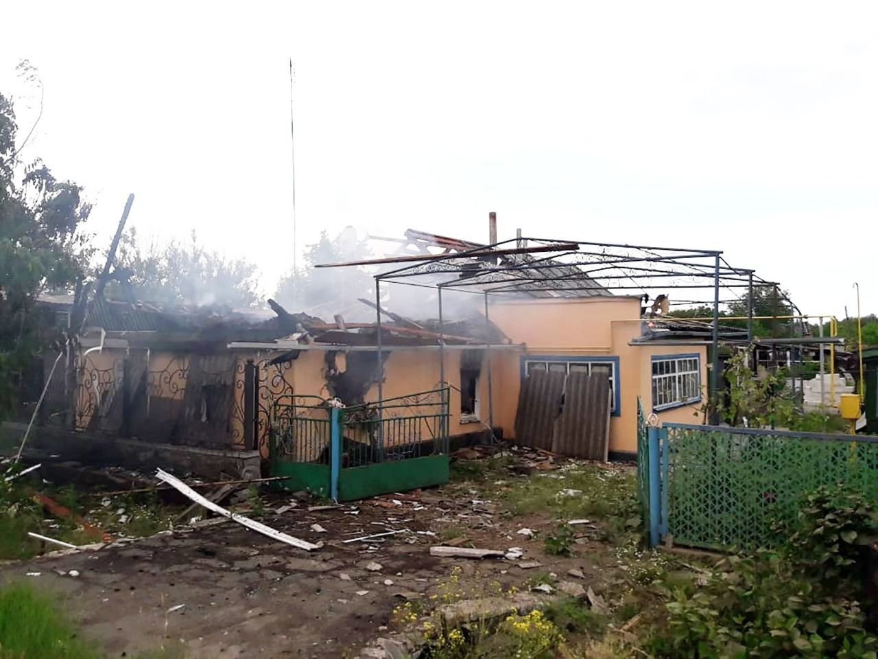 Гуляйполе находится под постоянными обстрелами оккупантов: разрушены дома, магазины и почтовое отделение 6