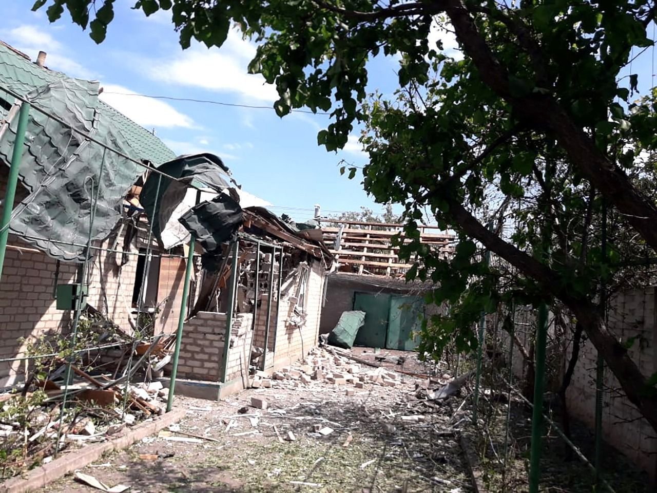 Гуляйполе находится под постоянными обстрелами оккупантов: разрушены дома, магазины и почтовое отделение 2