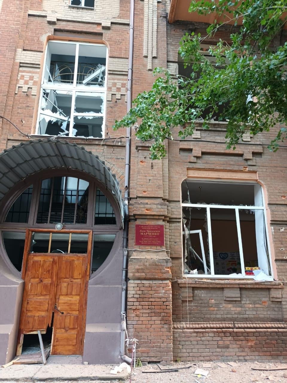 Оккупанты нанесли ракетный удар по Славянску: погибли три человека, ещё 6 ранены 4