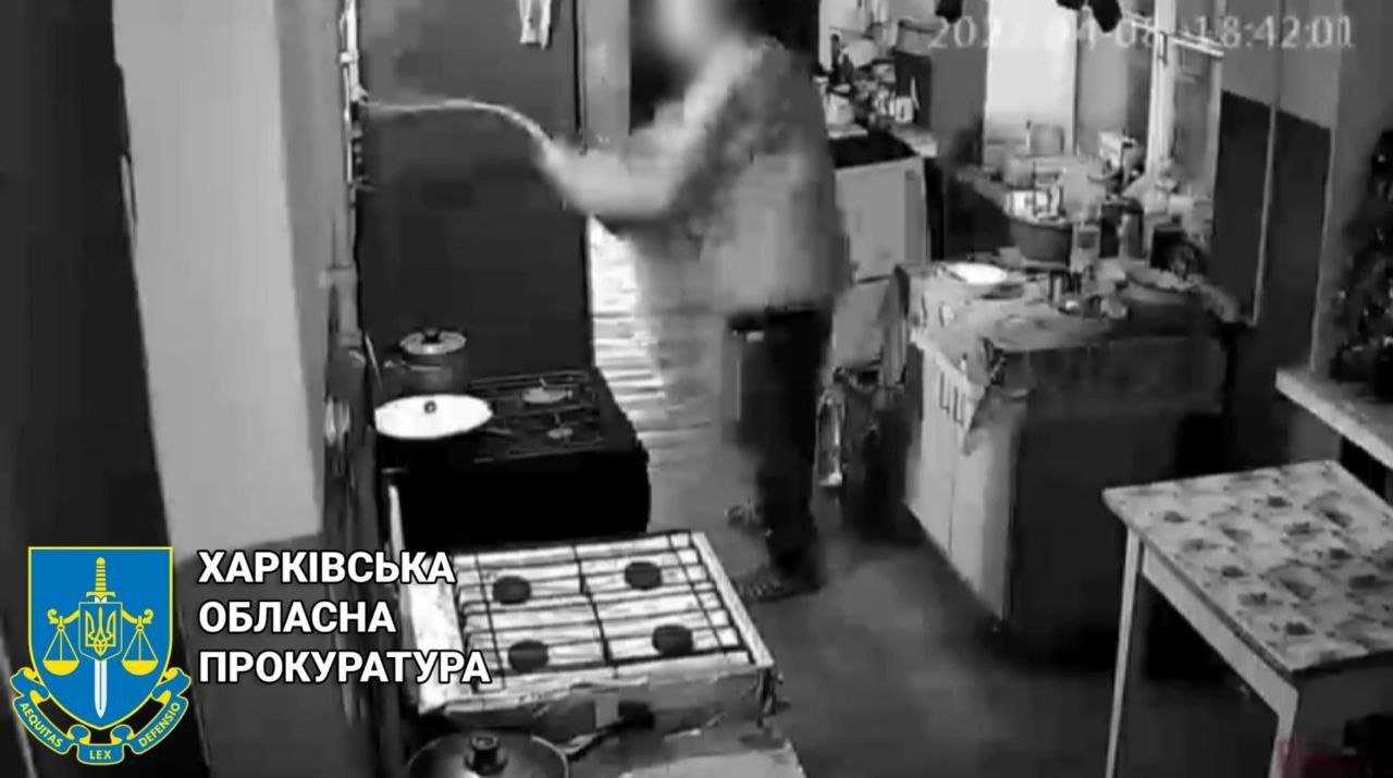 В Харькове мужчина облил соседку бензином и хотел поджечь 2