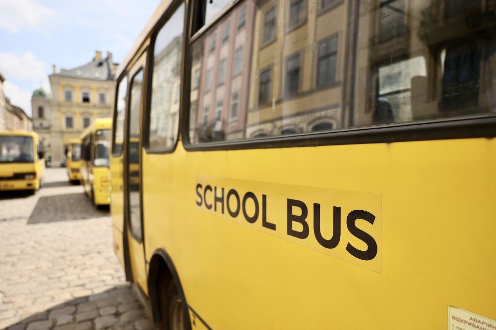 У центрі Львова виставили порожні шкільні автобуси на згадку про вбитих дітей в Україні за час війни 3