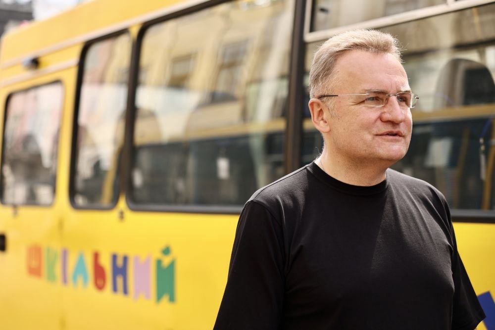 У центрі Львова виставили порожні шкільні автобуси на згадку про вбитих дітей в Україні за час війни 4