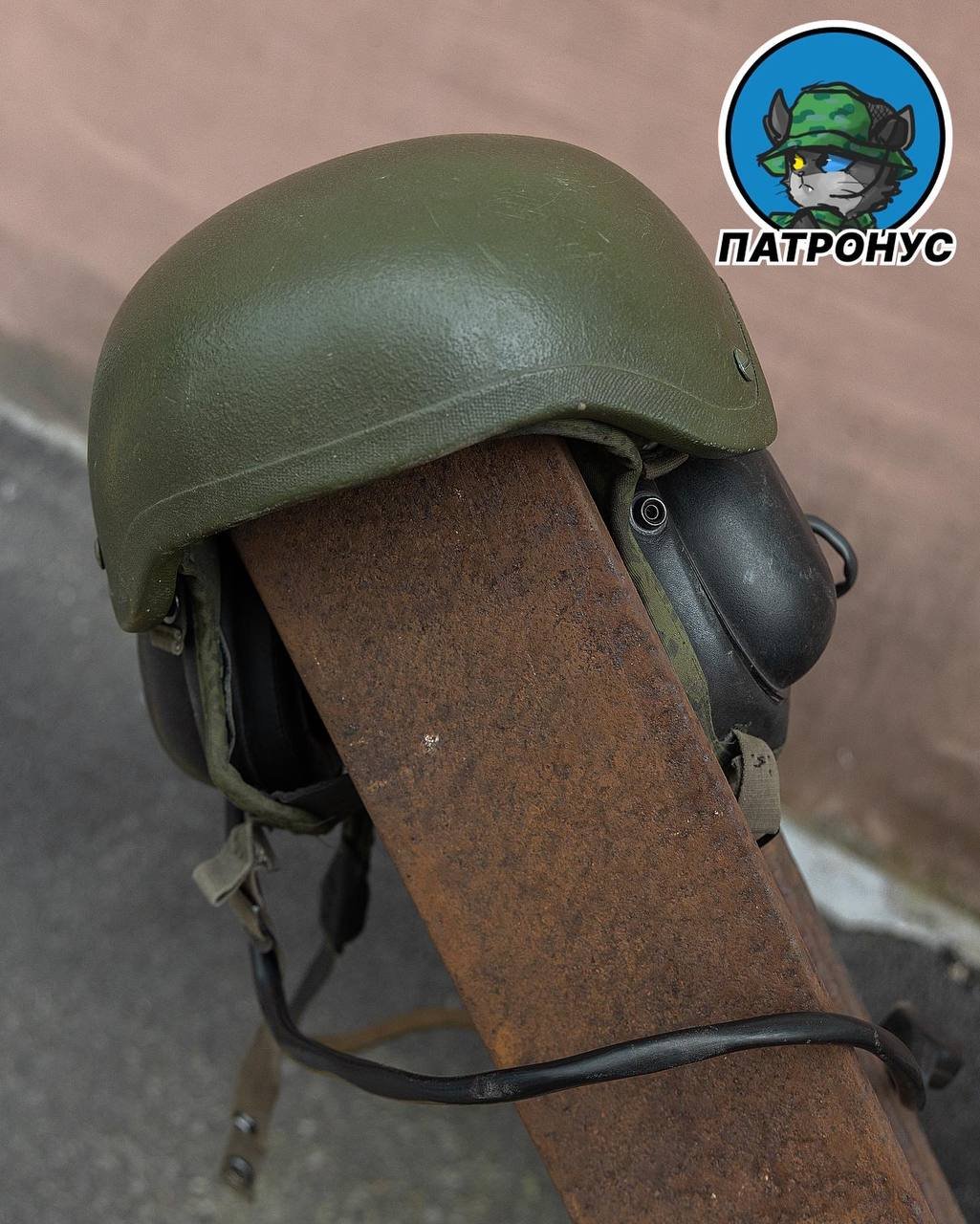 Кофта Зеленського, рожева панама, документи та каски ліквідованих окупантів. Що розігрують та продають для допомоги Україні 9
