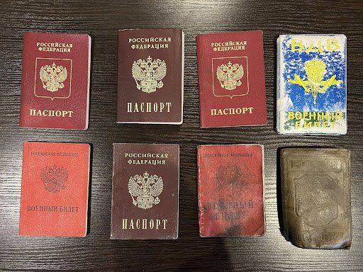 Кофта Зеленського, рожева панама, документи та каски ліквідованих окупантів. Що розігрують та продають для допомоги Україні 6