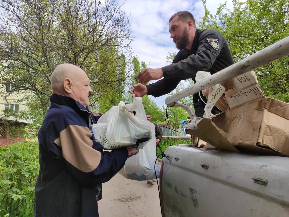 Евакуація населення, затримання мародерів, поховання загиблих від обстрілу: з чим зіткнулися поліцейські під час війни у Луганській області 1