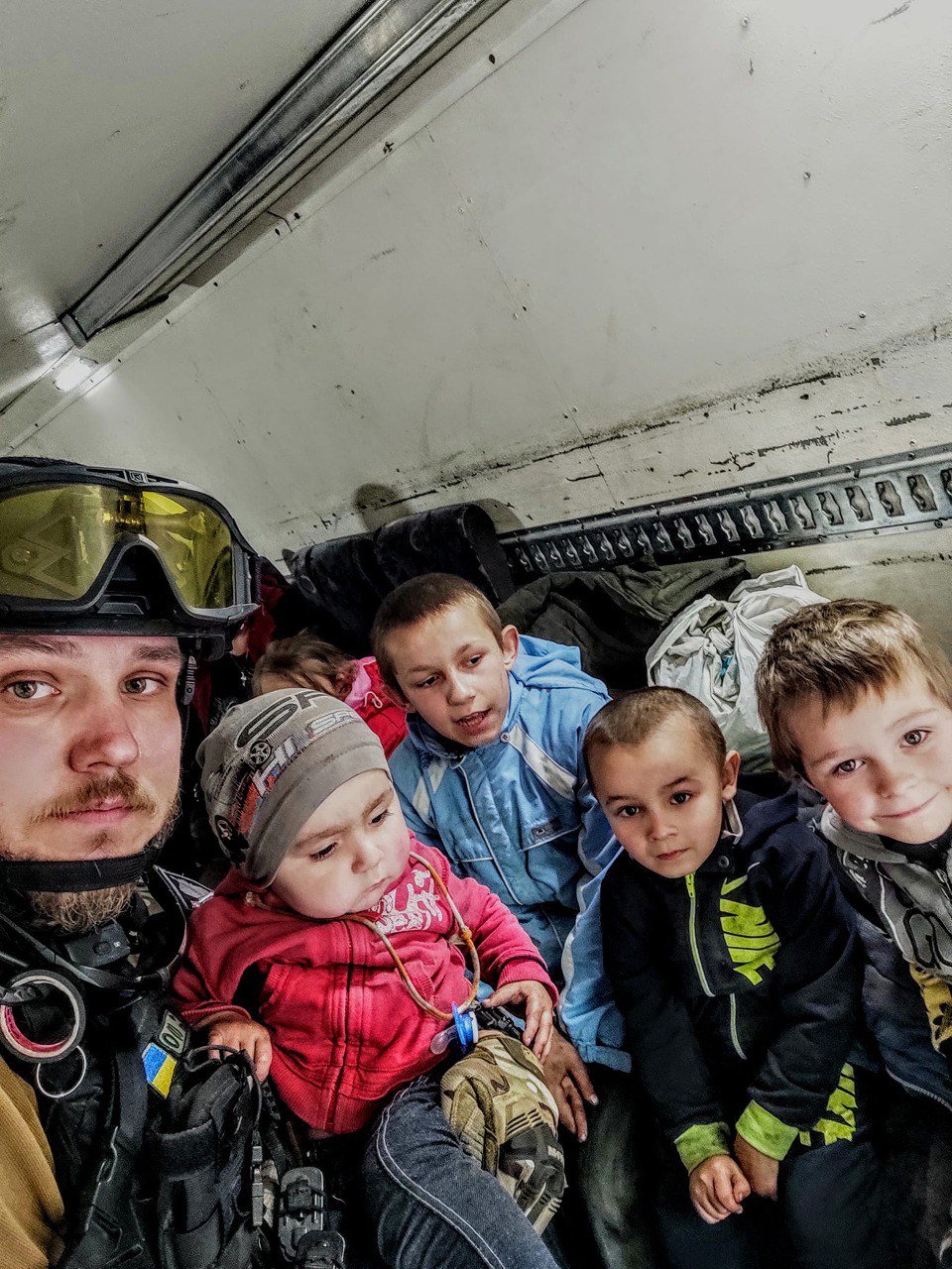 Евакуація населення, затримання мародерів, поховання загиблих від обстрілу: з чим зіткнулися поліцейські під час війни у Луганській області 7