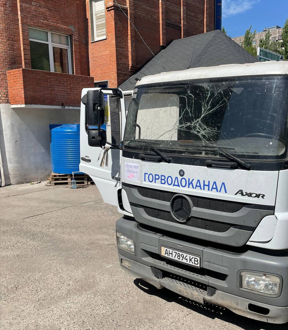 В Мариуполе жители записываются в очередь, чтобы получить питьевую воду 1