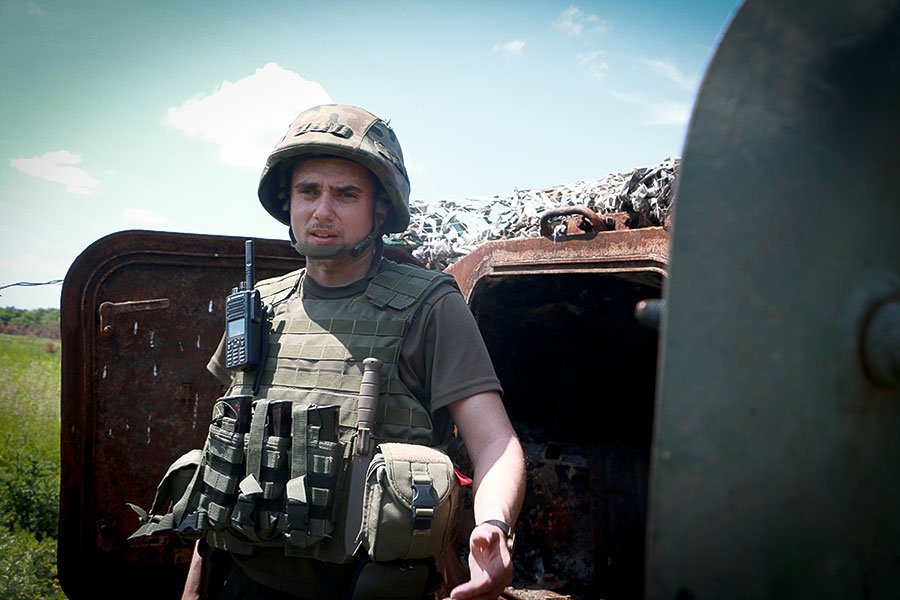 Украинские военные показали сожжённый российский бронетранспортёр. Как его используют? 1