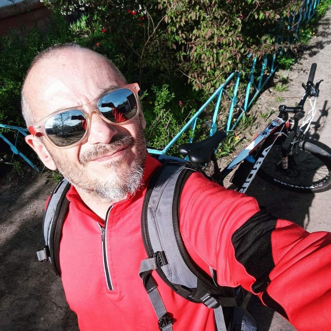 Допомагав людям, вивозив цінності, евакуювався велосипедом під обстрілами. Історія Арифа Багірова з Сєвєродонецька 5