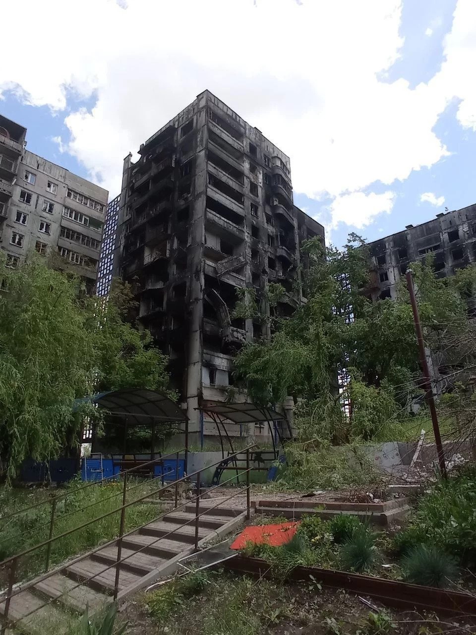 «Я чув, як заживо горять люди, вони дуже сильно кричали», – історія родини, що пережила пекло в Маріуполі 3