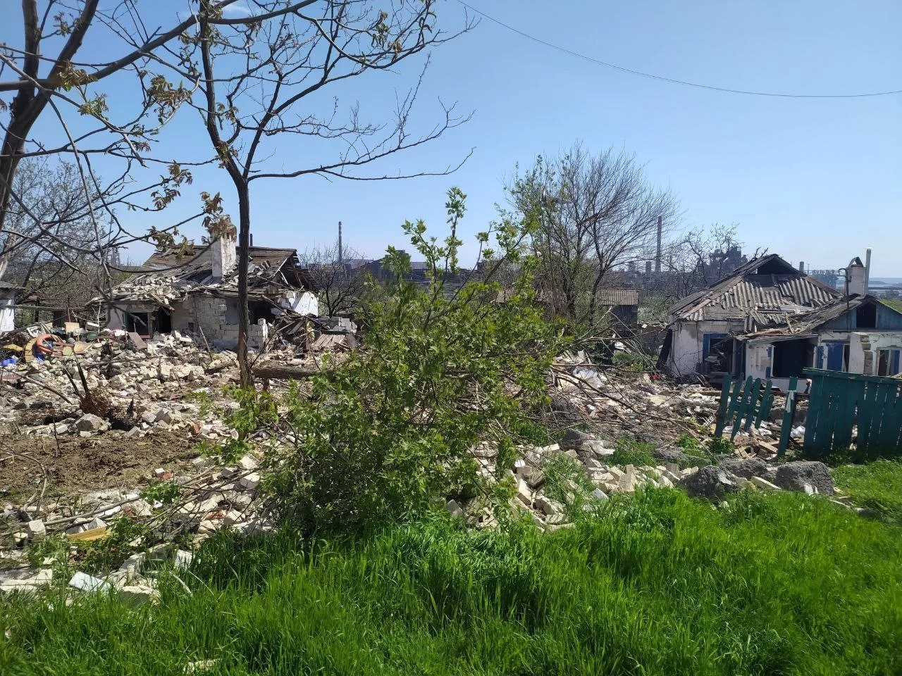 «Я чув, як заживо горять люди, вони дуже сильно кричали», – історія родини, що пережила пекло в Маріуполі 5