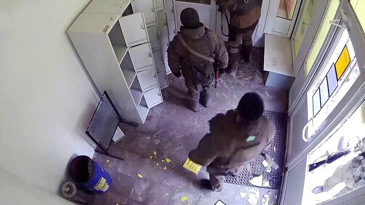 Крали від батарейок до парфумів: відеодоказ "штурму" російськими окупантами магазину 1