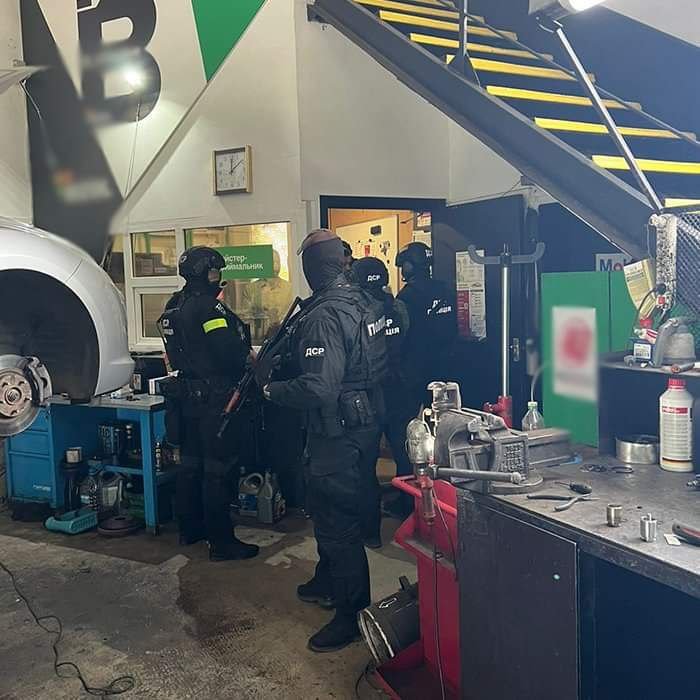 В Києві власник СТО намагався продати позашляховики ЗСУ 2