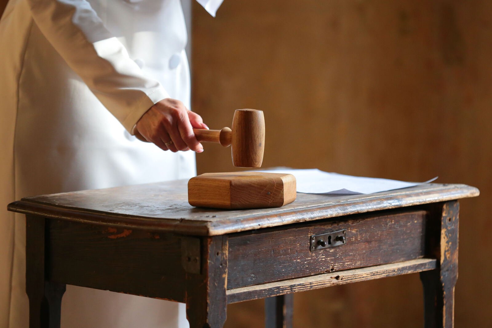 У Львові на аукціоні зібрали 30 тисяч євро на протези для жінок, які постраждали від обстрілів 1