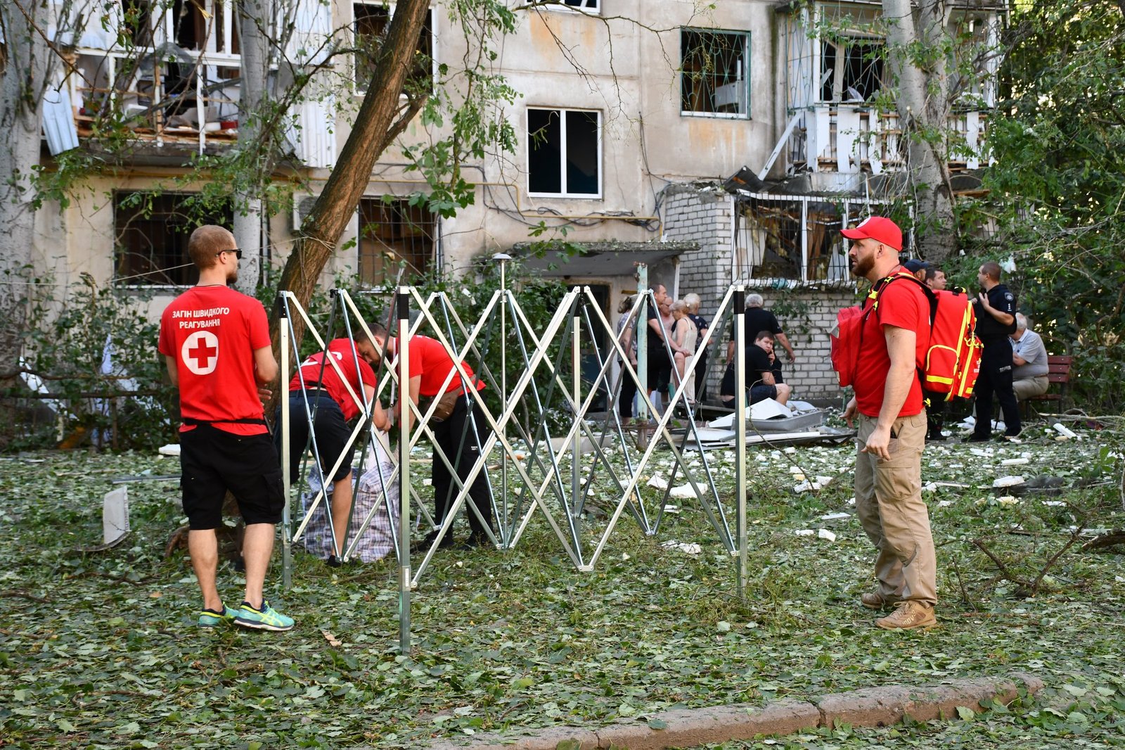 У житловий квартал Миколаєва влучили ракети окупантів: загинув чоловік, постраждали 19 людей 9