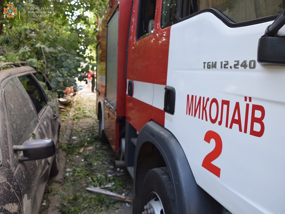 У житловий квартал Миколаєва влучили ракети окупантів: загинув чоловік, постраждали 19 людей 13