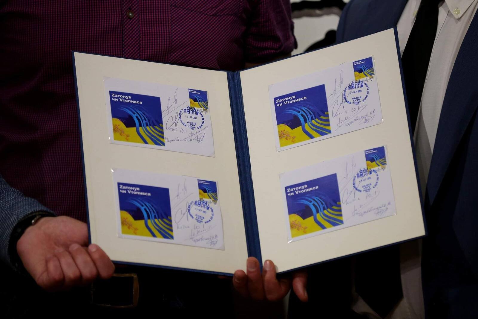 "Zатонув чи Vтопився": у Львові презентували нову поштову марку 1