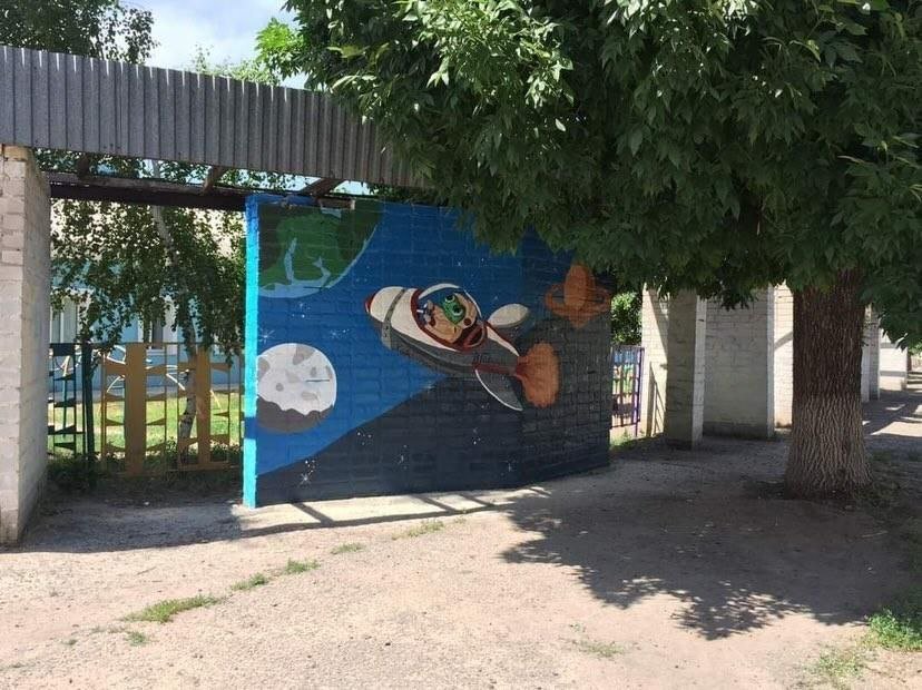 Знищують історичні книжки та зафарбовують мурали. Окупанти масово знищують українську культуру на окупованих територіях Луганської області 3 Новини про - Знищують історичні книжки та зафарбовують мурали. Окупанти масово знищують українську культуру на окупованих територіях Луганської області