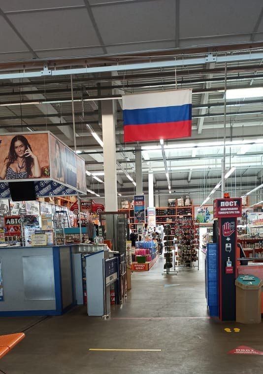 У Херсоні окупанти захопили "Епіцентр" та торгують там награбованими речами 1