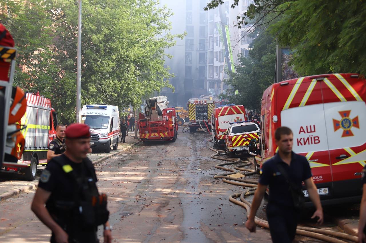 В Києві ворожі ракети попали в житловий будинок та дитячий садок — є загиблі та постраждалі. Все, що відомо на цей момент 1