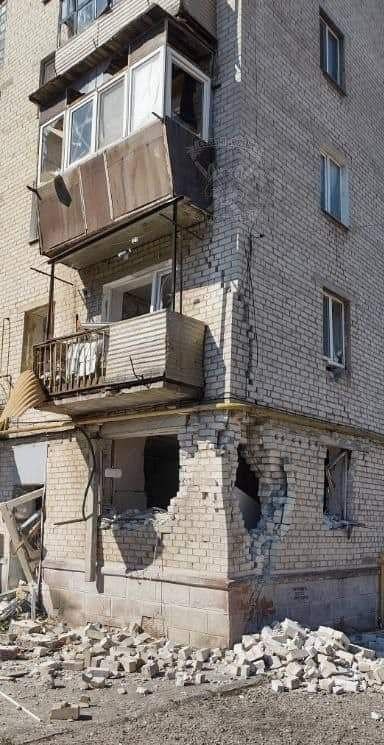 У Лисичанську окупанти з "Ураганів" обстріляли людей, які набирали питну воду: 8 людей загинули, ще 21 - поранена 4