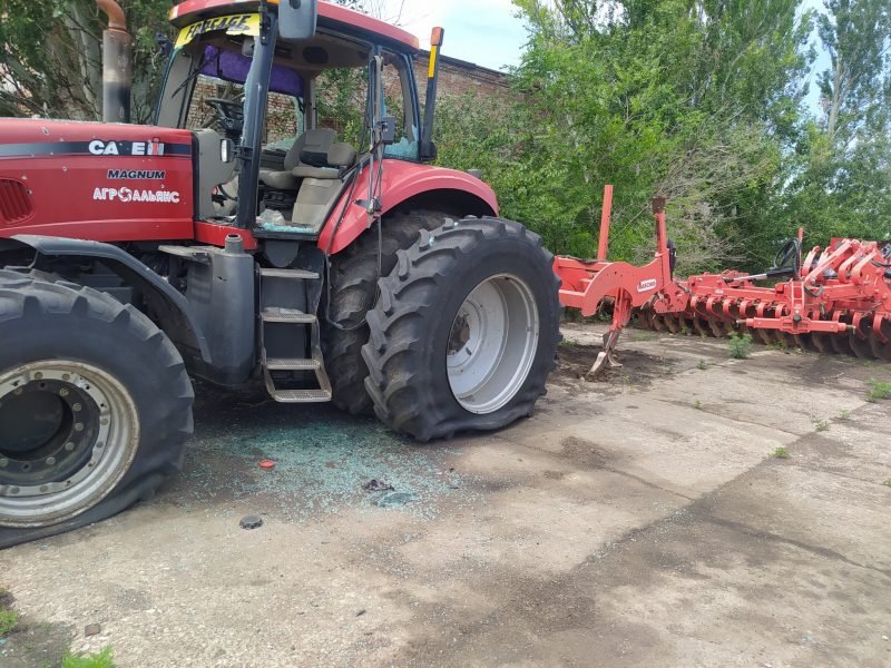 Російські окупанти нищать і безсоромно крадуть фермерську техніку в Запорізькій області 2