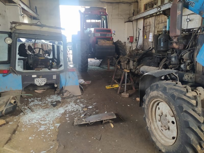 Російські окупанти нищать і безсоромно крадуть фермерську техніку в Запорізькій області 4