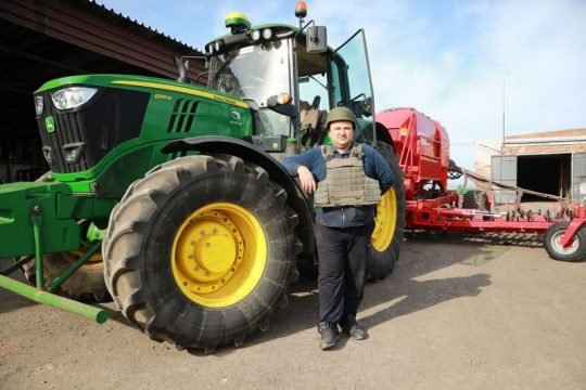 Російські окупанти нищать і безсоромно крадуть фермерську техніку в Запорізькій області 1
