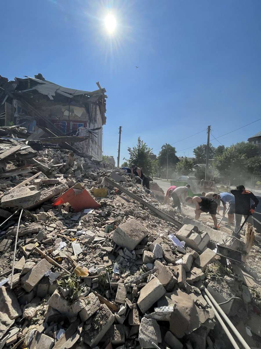 "Допомагаємо, бо відчуваємо свій обов'язок". Як харківські волонтери розбирають завали житлового будинку після ворожого обстрілу 4
