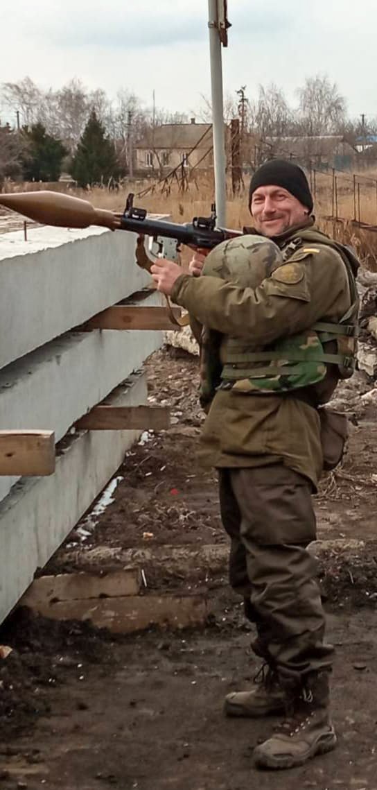 «Метр проїзду здавався довжиною у життя»: військовий водій на Донбасі під обстрілами врятував понад 500 бійців 4