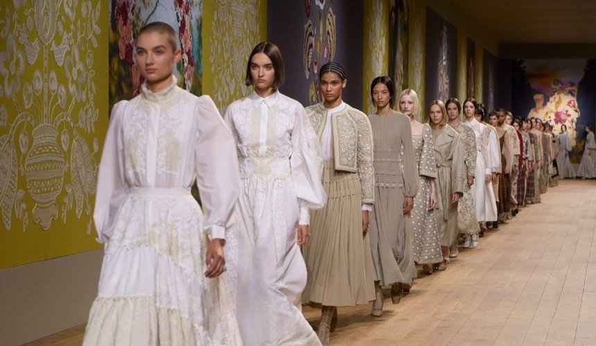 Українська художниця створила вишиті полотна для показу Dior 1