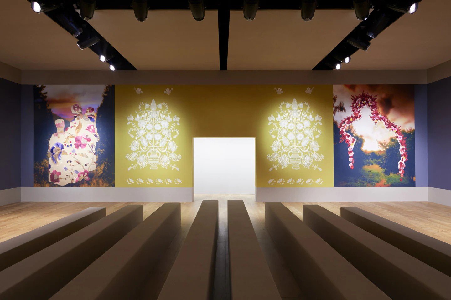 Українська художниця створила вишиті полотна для показу Dior 2